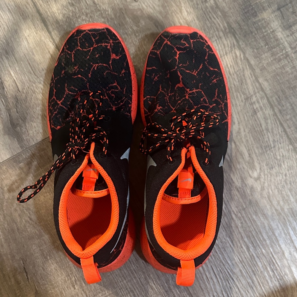 Nike Kids Black and Orange Sneakers 6Y - Picture 5 of 6